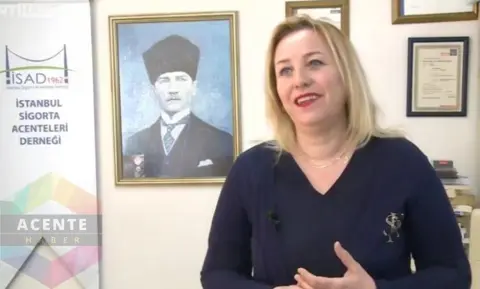 İSAD Başkanı Berrin Dinç, ofiste röportaj verirken, arkada Atatürk portresi