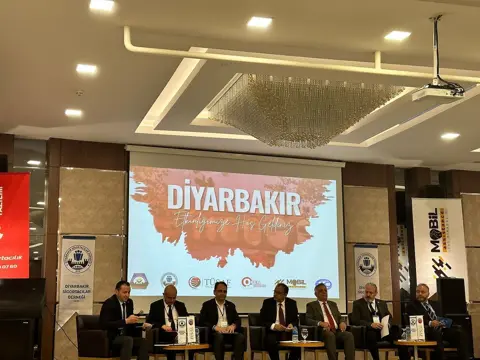 Diyarbakır Sigortacılar Derneği etkinliğinde sahnede yedi kişilik panel