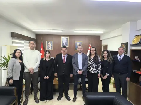Kıbrıs Türk Sigorta Acenteleri Birliği heyeti, ofiste toplu fotoğraf veriyor