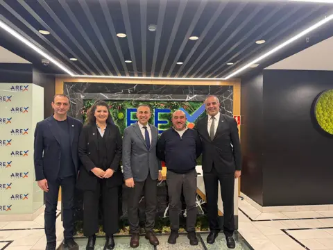SAB heyeti, Arex Sigorta ofisinde beş kişilik grup fotoğrafı veriyor