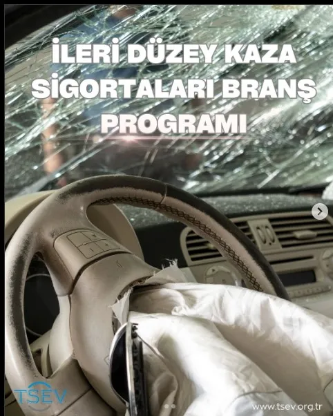 Kaza sonrası hasarlı araç direksiyonu ve patlamış hava yastığı, TSEV branş programı afişi