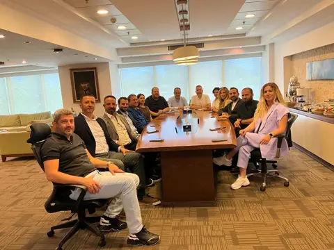 ESAD toplantısında konferans masası etrafında oturan grup fotoğrafı