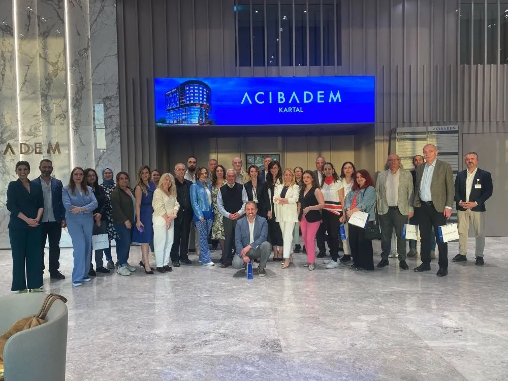 Acıbadem Kartal Hastanesi girişinde kalabalık grup fotoğrafı