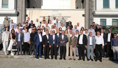 Diyarbakır Girişimci Destek Merkezi önünde kalabalık grup fotoğrafı