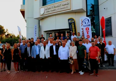 Aydın Ticaret Odası binası önünde kalabalık grup fotoğrafı