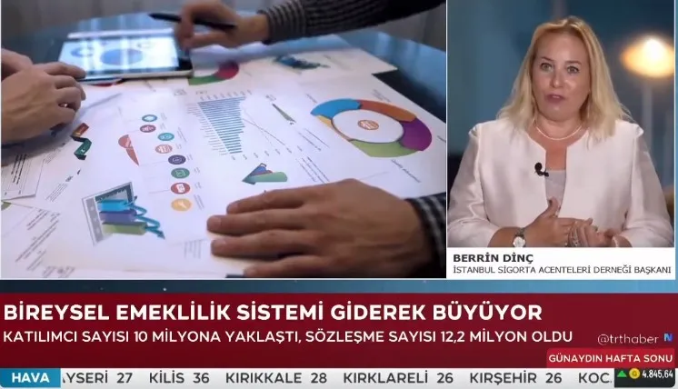Berrin Dinç, TRT Haber stüdyosunda bireysel emeklilik istatistikleriyle röportaj veriyor