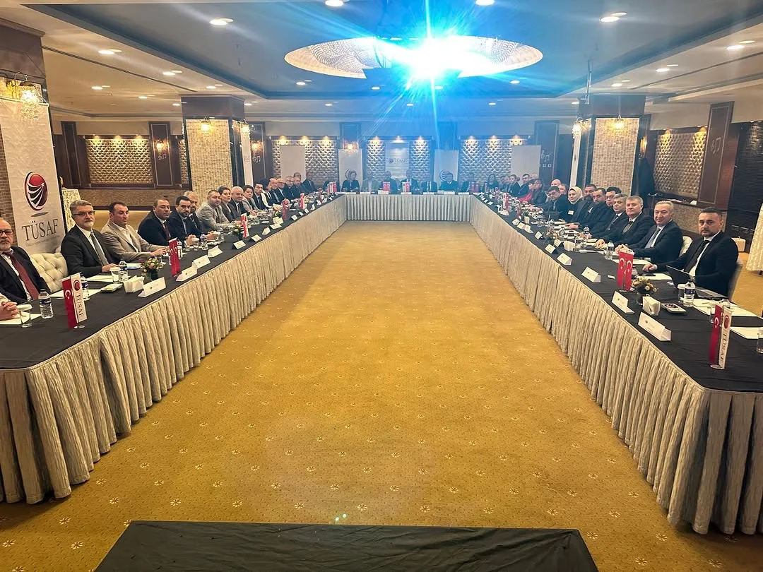 TÜSAF üyeleri geniş U masada toplantı salonunda oturuyor