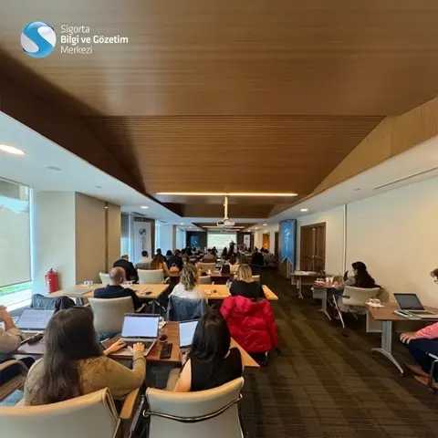 SBM eğitim salonunda laptop başında oturan çok sayıda katılımcı